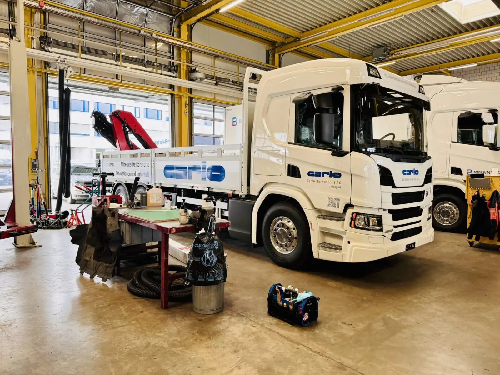 Fahrzeugbeschriftung LKW-Flotte – Flottenbeklebung von KT Design Bern