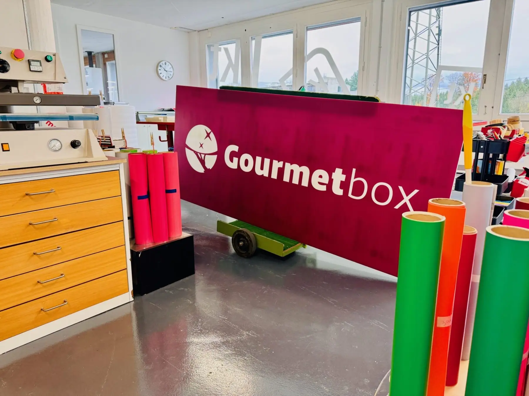 Schilder und Digitaldruckprodukte aus der Produktion von KT Design