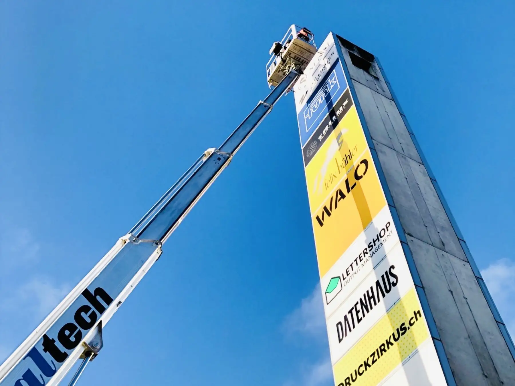 Pylonenbeschriftung und Fassadenbeschriftung von KT Design